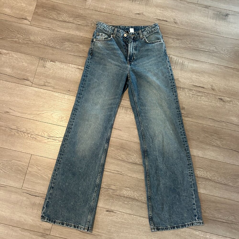 H&M High Waisted Loose Fit Jeans (Size 2)